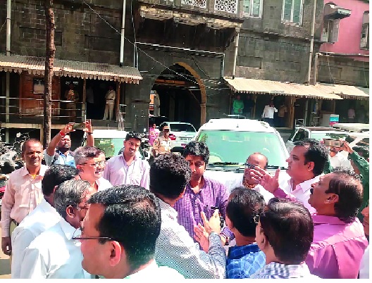 Shouting from Shahu Samadhi: Kolhapur municipality meeting, accusations and accusations | शाहू समाधिस्थळावरून टोलेबाजी : कोल्हापूर महापालिका सभा, आरोप-प्रत्यारोपांचे गालबोट Shouting from Shahu Samadhi: Kolhapur municipality meeting, accusations and accusations | शाहू समाधिस्थळावरून टोलेबाजी : कोल्हापूर महापालिका सभा, आरोप-प्रत्यारोपांचे गालबोट