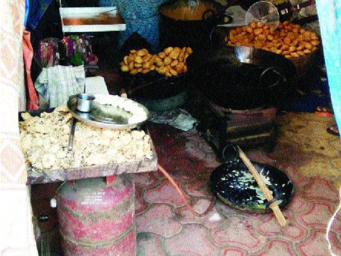 The question of security in Mhas Yatra, serious in the temple area | म्हसा यात्रेत सुरक्षेचा प्रश्न गंभीर , मंदिर परिसरातच कोंडी The question of security in Mhas Yatra, serious in the temple area | म्हसा यात्रेत सुरक्षेचा प्रश्न गंभीर , मंदिर परिसरातच कोंडी