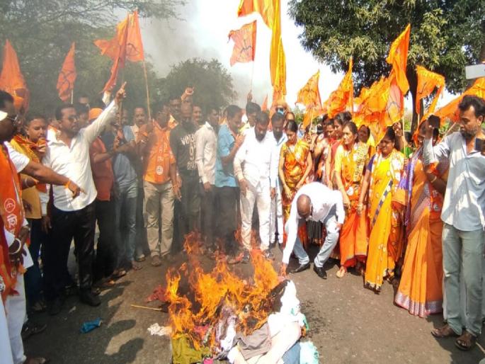 Burning of Karnataka CM statue near Mahisal clash between police and Shiv Sainik | म्हैसाळ जवळ कर्नाटक मुख्यमंत्र्यांच्या पुतळ्याचे दहन, पोलीस-शिवसैनिकांच्यात बाचाबाची Burning of Karnataka CM statue near Mahisal clash between police and Shiv Sainik | म्हैसाळ जवळ कर्नाटक मुख्यमंत्र्यांच्या पुतळ्याचे दहन, पोलीस-शिवसैनिकांच्यात बाचाबाची