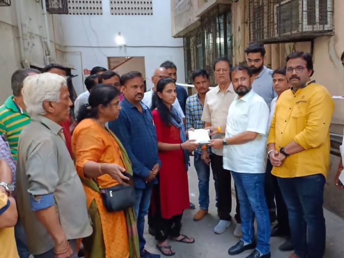 Three lakh aid for the injured in the building accident in Thane | ठाण्यातील इमारत दुर्घटनेतील जखमींसाठी तीन लाखांची मदत Three lakh aid for the injured in the building accident in Thane | ठाण्यातील इमारत दुर्घटनेतील जखमींसाठी तीन लाखांची मदत