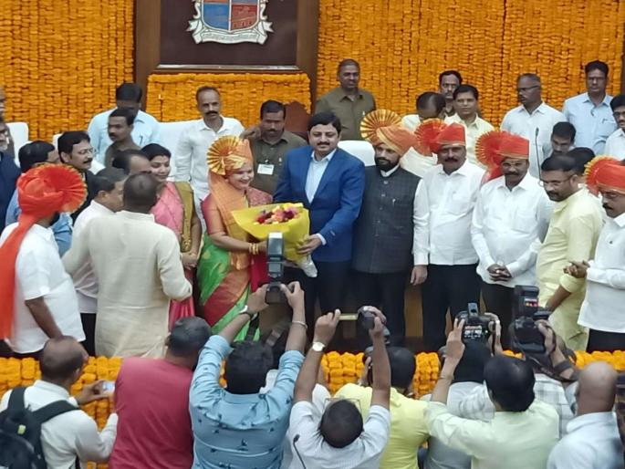 Naresh Mhaske, Mayor of Thane, Pallavi Kadam elected Deputy Mayor | ठाणे महापौरपदी नरेश म्हस्के, उपमहापौरपदी पल्लवी कदम यांची बिनविरोध निवड Naresh Mhaske, Mayor of Thane, Pallavi Kadam elected Deputy Mayor | ठाणे महापौरपदी नरेश म्हस्के, उपमहापौरपदी पल्लवी कदम यांची बिनविरोध निवड