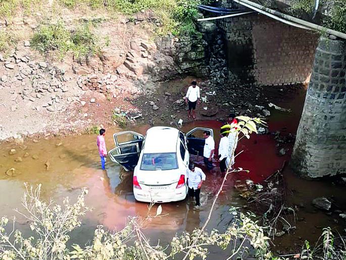 Accident in an attempt to save two-wheeler | दुचाकीस्वारास वाचविण्याच्या प्रयत्नात अपघात--: एक ठार, दोन जखमी Accident in an attempt to save two-wheeler | दुचाकीस्वारास वाचविण्याच्या प्रयत्नात अपघात--: एक ठार, दोन जखमी