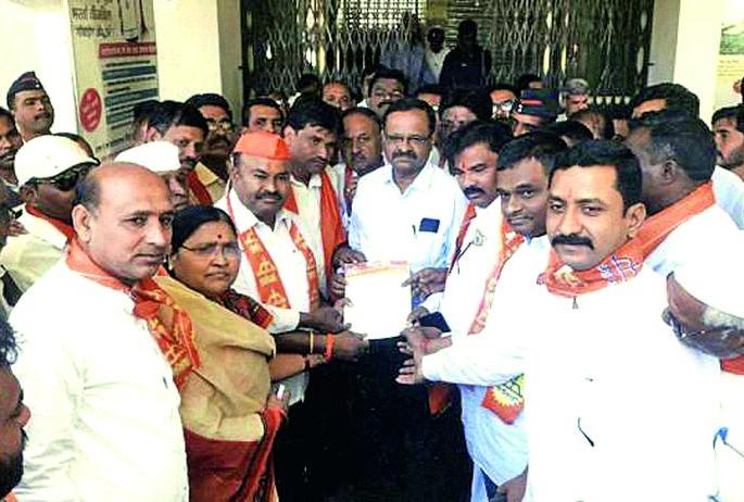 Buldhana: Shivsena stays in the office of MSEDCL | बुलडाणा :शिवसेनेचा महावितरणच्या कार्यालयात ठिय्या Buldhana: Shivsena stays in the office of MSEDCL | बुलडाणा :शिवसेनेचा महावितरणच्या कार्यालयात ठिय्या