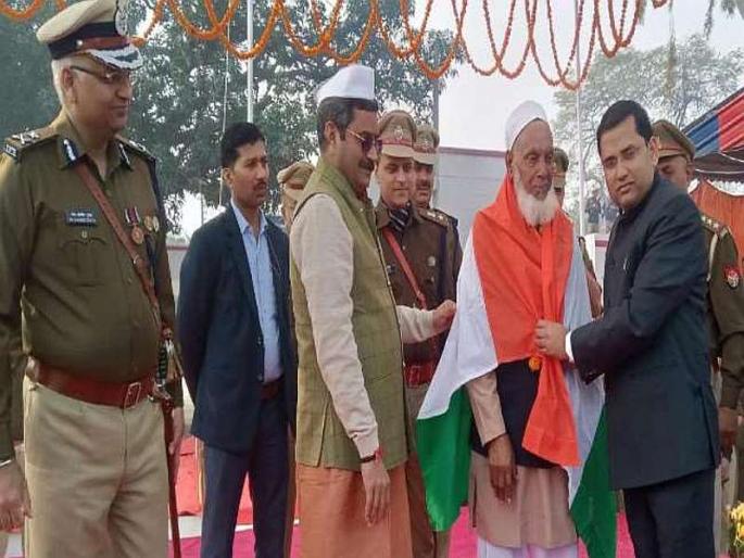 lucknow city-padmashree-mohammad sharif received the honor on the occasion of 71st republic day | 25 हजार बेवारस मृतदेहांवर अंत्यसंस्कार करणाऱ्या मोहम्मद चाचांना पद्मश्री lucknow city-padmashree-mohammad sharif received the honor on the occasion of 71st republic day | 25 हजार बेवारस मृतदेहांवर अंत्यसंस्कार करणाऱ्या मोहम्मद चाचांना पद्मश्री