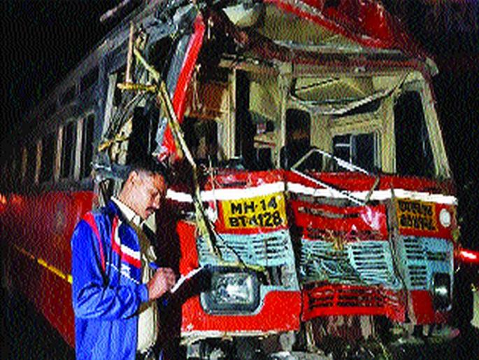 Three killed in three accidents in Marathwada | मराठवाड्यात तीन अपघातांत १३ ठार Three killed in three accidents in Marathwada | मराठवाड्यात तीन अपघातांत १३ ठार