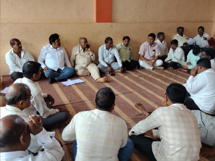 then allow us to go to Karnataka villagers in Mhakwe Kolhapur district are aggressive | ..तर आम्हाला कर्नाटकात जाण्याची परवानगी द्या, कोल्हापूर जिल्ह्यातील म्हाकवेमधील ग्रामस्थ आक्रमक  then allow us to go to Karnataka villagers in Mhakwe Kolhapur district are aggressive | ..तर आम्हाला कर्नाटकात जाण्याची परवानगी द्या, कोल्हापूर जिल्ह्यातील म्हाकवेमधील ग्रामस्थ आक्रमक