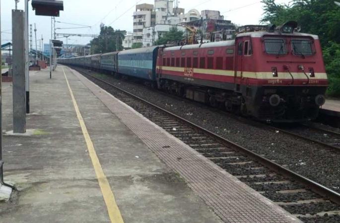 Time change of Maharashtra Express, Vidarbha Express | महाराष्ट्र एक्स्प्रेस, विदर्भ एक्स्प्रेस उद्यापासून धावणार नवीन वेळेवर Time change of Maharashtra Express, Vidarbha Express | महाराष्ट्र एक्स्प्रेस, विदर्भ एक्स्प्रेस उद्यापासून धावणार नवीन वेळेवर