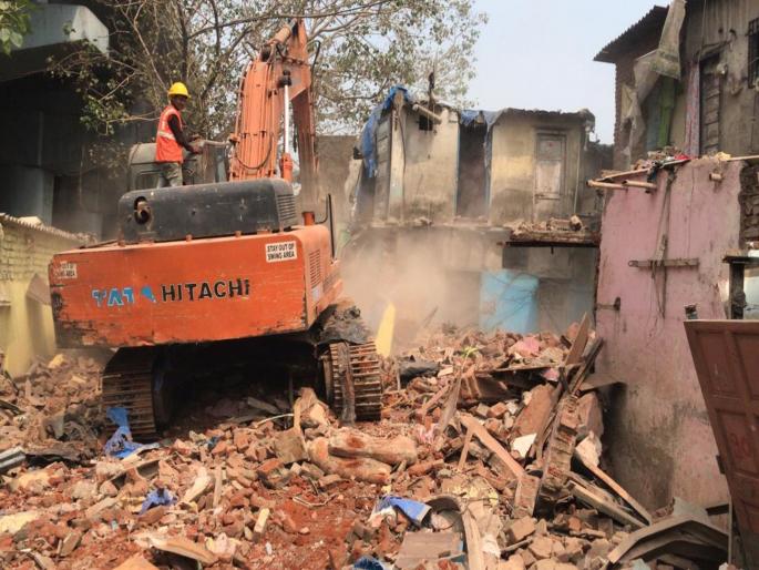 For the first time in the history of the municipality, the use of drones for the operation of unauthorized huts | पालिकेच्या इतिहासात प्रथमच अनधिकृत झोपड्यांवर कारवाईसाठी केला ड्रोनचा वापर For the first time in the history of the municipality, the use of drones for the operation of unauthorized huts | पालिकेच्या इतिहासात प्रथमच अनधिकृत झोपड्यांवर कारवाईसाठी केला ड्रोनचा वापर