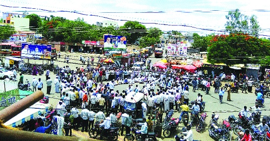 Participants in front-of-hundreds farmer agitation in Mhaswad for Urmodi water | उरमोडीच्या पाण्यासाठी म्हसवडमध्ये मोर्चा-शेकडो शेतकरी आंदोलनात सहभागी Participants in front-of-hundreds farmer agitation in Mhaswad for Urmodi water | उरमोडीच्या पाण्यासाठी म्हसवडमध्ये मोर्चा-शेकडो शेतकरी आंदोलनात सहभागी
