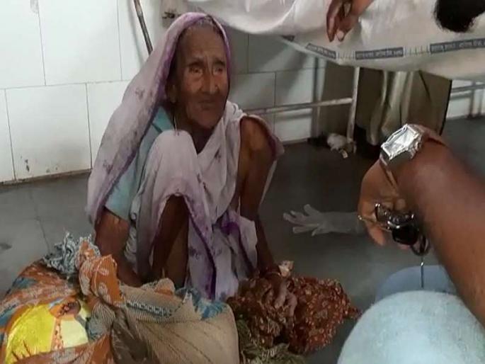 The grandmother ran for social media, finally, she ran a grandson to take him home in yavatmal | आजीला सोशल मीडिया पावला, अखेर माऊलीला घरी नेण्यासाठी नातू धावला The grandmother ran for social media, finally, she ran a grandson to take him home in yavatmal | आजीला सोशल मीडिया पावला, अखेर माऊलीला घरी नेण्यासाठी नातू धावला