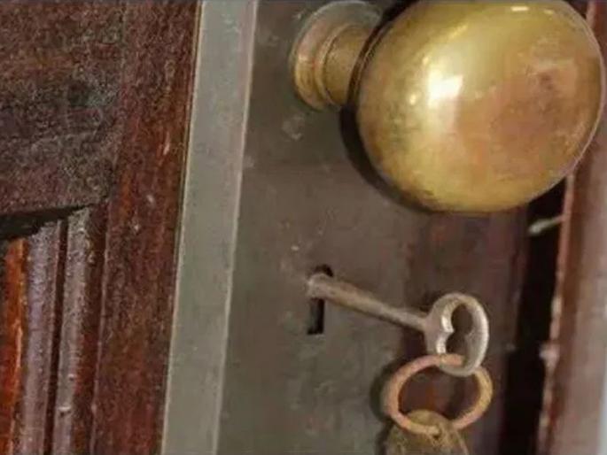 The door to the house had been closed for 70 years. When it opened, everyone was amazed | 70 वर्षांपासून बंद होता दरवाजा, जेव्हा उघडला तेव्हा निघाले असे काही, बघून सर्व झाले थक्क!