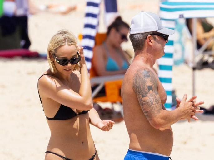 Australia's world champion captain michael clarke beaten by his girlfriend, video goes viral | ऑस्ट्रेलियाच्या वर्ल्ड चॅम्पियन कर्णधाराला गर्लफ्रेंडने भररस्त्यात मारले, व्हिडीओ व्हायरल