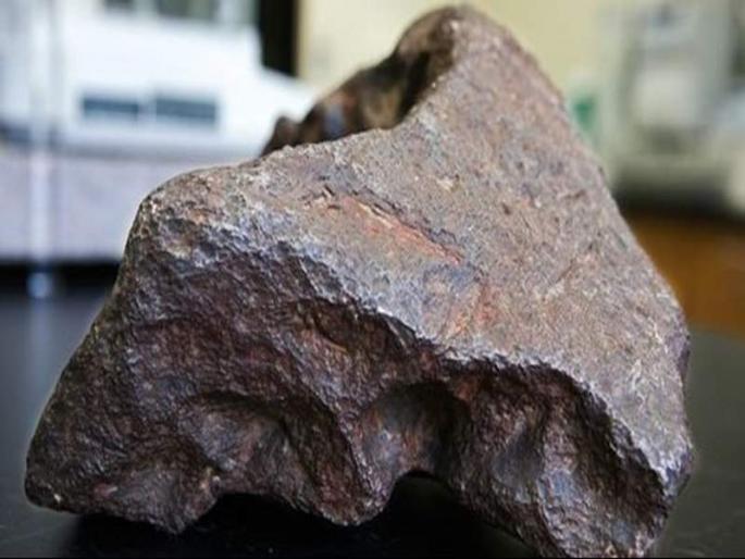 Rock used as Michigan man's doorstop is actually a meteorite worth $100K | डोअरस्टॉप म्हणून वापरलेला 'तो' दगड होता १ लाख डॉलरचा Rock used as Michigan man's doorstop is actually a meteorite worth $100K | डोअरस्टॉप म्हणून वापरलेला 'तो' दगड होता १ लाख डॉलरचा