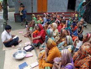 Women savings groups exploited by micro finance companies | वित्त कंपन्यांकडून महिला बचत गटांची पिळवणूक Women savings groups exploited by micro finance companies | वित्त कंपन्यांकडून महिला बचत गटांची पिळवणूक