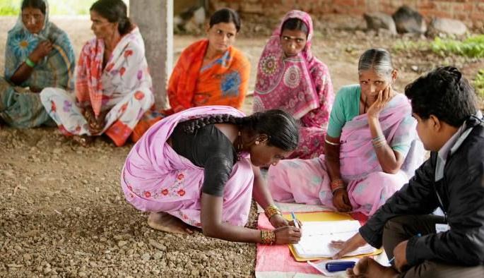 Exploition of villagers from micro finance companies | मायक्रो फायन्सान्स कंपन्यांकडून ग्रामस्थांची पिळवणूक