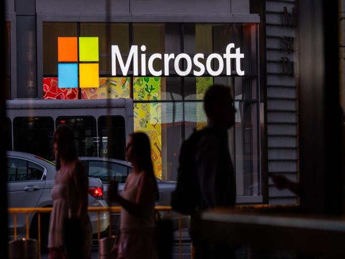 Trump's decision has increased the fear of Indians in America; Microsoft sends urgent email to employees | ट्रम्प यांच्या एका निर्णयाने अमेरिकेतील भारतीयांची धाकधूक वाढली; मायक्रोसॉफ्टने कर्मचाऱ्यांना पाठवला तातडीचा ईमेल Trump's decision has increased the fear of Indians in America; Microsoft sends urgent email to employees | ट्रम्प यांच्या एका निर्णयाने अमेरिकेतील भारतीयांची धाकधूक वाढली; मायक्रोसॉफ्टने कर्मचाऱ्यांना पाठवला तातडीचा ईमेल