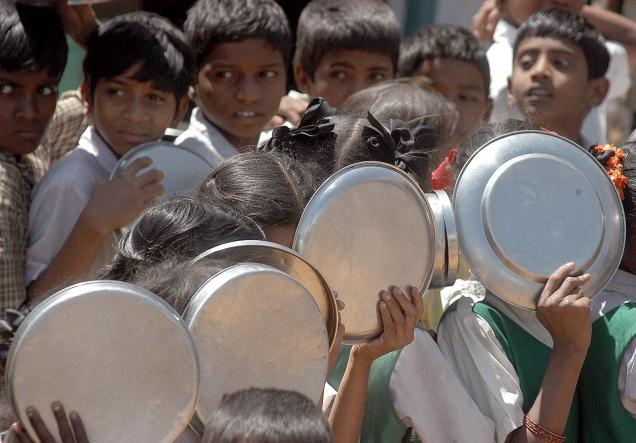 Students in tribal ashram schools are deprived of food | आदिवासी आश्रमशाळांमधील विद्यार्थी आहारापासून वंचित; साडेचार लाख विद्यार्थी वर्षभरापासून दुर्लक्षित