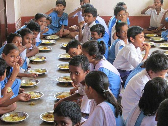 school teacher stealing midday meal ration villagers caught red handed east bardhaman west bengal | शाळेतील शिक्षकाने मध्यान्ह भोजनाच्या धान्याची केली चोरी; लोकांनी रंगेहाथ पकडलं अन्... school teacher stealing midday meal ration villagers caught red handed east bardhaman west bengal | शाळेतील शिक्षकाने मध्यान्ह भोजनाच्या धान्याची केली चोरी; लोकांनी रंगेहाथ पकडलं अन्...