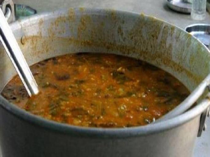 In the hostel meal, larvae, notice to contractor, students' food intake movement in Kalyan | वसतिगृहातील जेवणात अळ्या, कंत्राटदाराला नोटीस, कल्याणमध्ये विद्यार्थ्यांचे अन्नत्याग आंदोलन In the hostel meal, larvae, notice to contractor, students' food intake movement in Kalyan | वसतिगृहातील जेवणात अळ्या, कंत्राटदाराला नोटीस, कल्याणमध्ये विद्यार्थ्यांचे अन्नत्याग आंदोलन