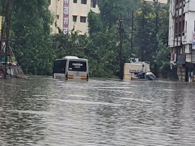 Heavy rains started in Nagpur from midnight on Friday. | Nagpur Rain: नागपुरात कोसळधार! विजांच्या कडकडाटासह मुसळधार पावसाचा तडाखा, शाळांना सुट्टी जाहीर Heavy rains started in Nagpur from midnight on Friday. | Nagpur Rain: नागपुरात कोसळधार! विजांच्या कडकडाटासह मुसळधार पावसाचा तडाखा, शाळांना सुट्टी जाहीर