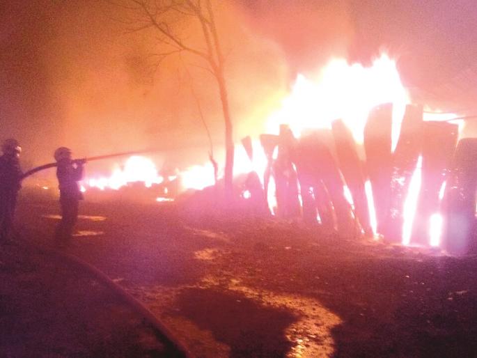 A company in the Ahmednagar, airbase making seat cover; Six crores losses in fire | विमानाचे सीट बनविणारी नगरमधील कंपनी आगीत खाक; सहा कोटींचे नुकसान
