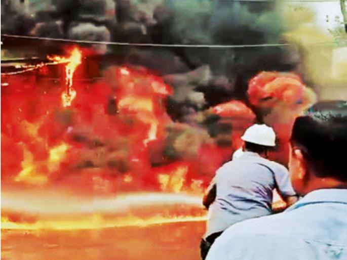 How long will it take to collect the burnt pieces of workers? Workers were frustrated, citizens were angry | अजून किती काळ कामगारांचे जळालेले तुकडे गोळा करणार? कामगार भेदरले, नागरिक संतापले How long will it take to collect the burnt pieces of workers? Workers were frustrated, citizens were angry | अजून किती काळ कामगारांचे जळालेले तुकडे गोळा करणार? कामगार भेदरले, नागरिक संतापले