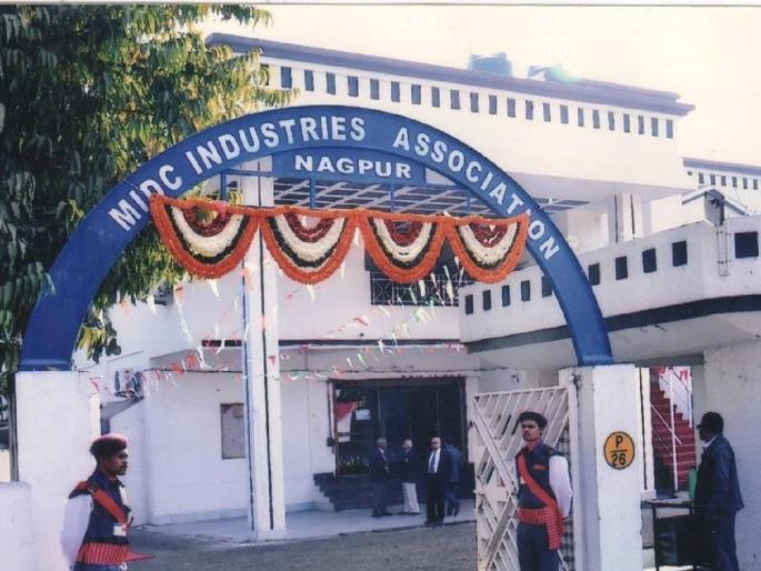 Plight of Hingana MIDC; The health of 75 thousand workers is threatened, water from the sewers on the streets | हिंगणा एमआयडीसीची दुर्दशा; ७५ हजार कामगारांच्या आरोग्याला धोका, गटारातील पाणी रस्त्यावर Plight of Hingana MIDC; The health of 75 thousand workers is threatened, water from the sewers on the streets | हिंगणा एमआयडीसीची दुर्दशा; ७५ हजार कामगारांच्या आरोग्याला धोका, गटारातील पाणी रस्त्यावर