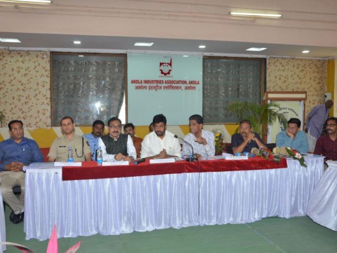 A meeting of the Guardian Ministers for the industrial development of Akola | अकोल्याच्या औद्योगिक विकासासाठी पालकमंत्र्यांची विभागीय बैठक