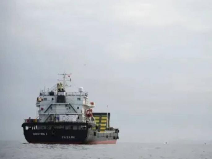 iran tanker crosses strait of hormuz us navy trump blockade fail marathi | अमेरिकन नौदलाला इराणचा खुलं आव्हान! डोळ्यांदेखत टँकरने ओलांडली 'होर्मुझ'; ट्रम्प यांचे सैन्य पाहतच राहिले iran tanker crosses strait of hormuz us navy trump blockade fail marathi | अमेरिकन नौदलाला इराणचा खुलं आव्हान! डोळ्यांदेखत टँकरने ओलांडली 'होर्मुझ'; ट्रम्प यांचे सैन्य पाहतच राहिले