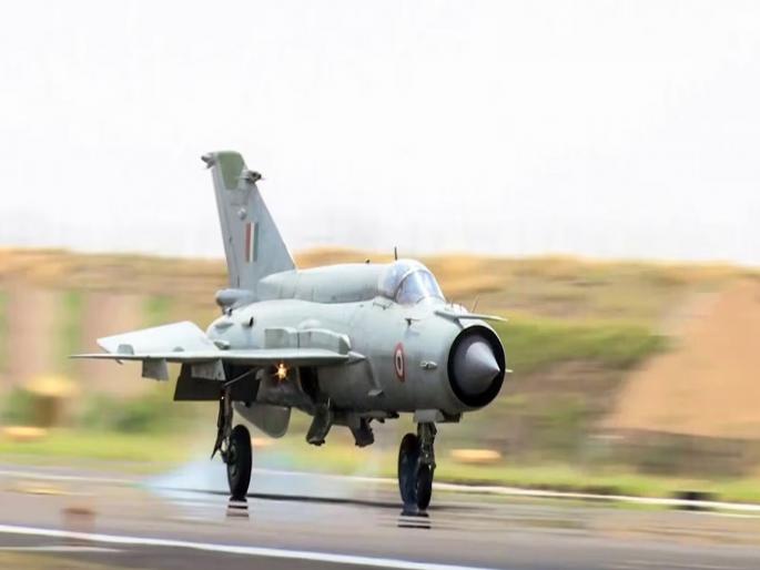 The MiG-21, a pillar of the Indian Air Force's (IAF) combat capabilities for over six decades, made its last flight over Indian skies | पाकिस्तान ज्याला थरथर कापत होते ते 'मिग-२१' थांबले; शाही थाटात निरोप, मनात आठवणी दाटल्या