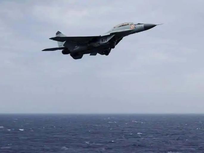 MiG-29K training aircraft crashes in Arabian Sea; One of the two pilots went missing | मिग -29K प्रशिक्षण विमान अरबी समुद्रात कोसळले; दोनपैकी एक पायलट बेपत्ता