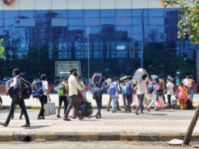 laborers starts migrating to their villages amid rising corona cases and fear of lockdown | CoronaVirus News: गड्या, आपला गाव बरा! कोरोनाच्या भीतीमुळे मजुरांचे स्थलांतर सुरू
