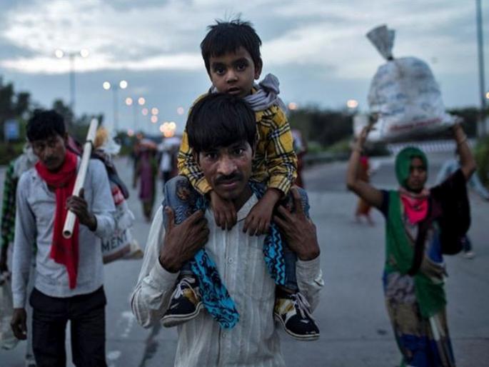 CoronaVirus Central government to solve problems of stranded migrant workers | CoronaVirus: स्थलांतरित कामगारांवर केंद्र तोडगा काढणार; राजनाथ सिंह यांच्या उपस्थितीत बैठक CoronaVirus Central government to solve problems of stranded migrant workers | CoronaVirus: स्थलांतरित कामगारांवर केंद्र तोडगा काढणार; राजनाथ सिंह यांच्या उपस्थितीत बैठक