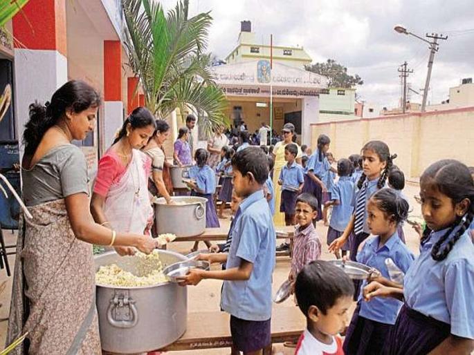 Crime on journalist delivering mid day meal news of varanasi | युपीत मध्यान्ह भोजनाची बातमी देणाऱ्या पत्रकारावर गुन्हा Crime on journalist delivering mid day meal news of varanasi | युपीत मध्यान्ह भोजनाची बातमी देणाऱ्या पत्रकारावर गुन्हा