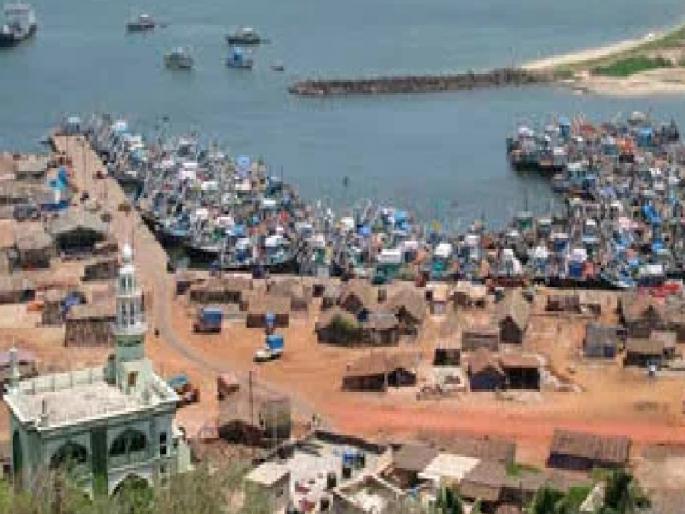 The hammer will fall on unauthorized constructions at Mirkarwada port the deadline given by the administration has expired | मिरकरवाडा बंदरावरील अनधिकृत बांधकामांवर पडणार हातोडा, प्रशासनाने दिलेली मुदत संपली The hammer will fall on unauthorized constructions at Mirkarwada port the deadline given by the administration has expired | मिरकरवाडा बंदरावरील अनधिकृत बांधकामांवर पडणार हातोडा, प्रशासनाने दिलेली मुदत संपली