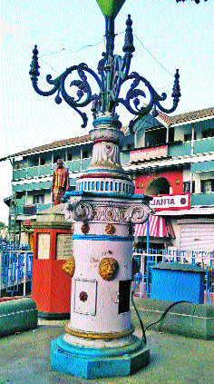 A hundred years back, the monument of the Goddess Sollapati for the protection of Motherland was ignored. | शंभर वर्षांपूर्वी मातृभूमीच्या रक्षणासाठी रक्त सांडणाºया सोलापुरी जवानांचे स्मारक दुर्लक्षित