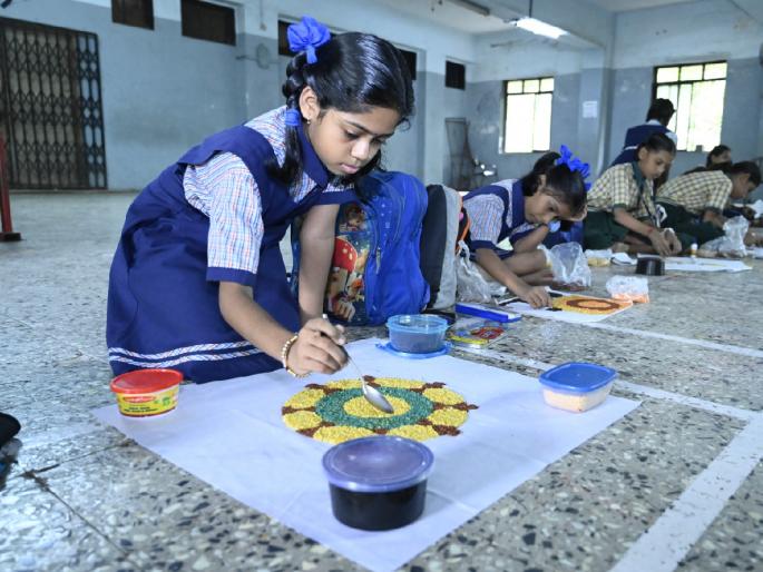 Students got to know the world of fireflies from nature fair, students drew rangoli of millets | निसर्गमेळ्यातून विद्यार्थ्यांनी जाणून घेतली काजव्यांची दुनिया, विद्यार्थ्यांनी काढली मिलेट्सची रांगोळी Students got to know the world of fireflies from nature fair, students drew rangoli of millets | निसर्गमेळ्यातून विद्यार्थ्यांनी जाणून घेतली काजव्यांची दुनिया, विद्यार्थ्यांनी काढली मिलेट्सची रांगोळी