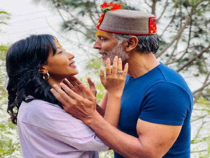 milind soman share holi special photo with wife ankita konwar | रंगपंचमीच्या दिवशी मिलिंद सोमण पत्नीसोबत झाला रोमॅण्टिक; सोशल मीडियावर फोटो व्हायरल milind soman share holi special photo with wife ankita konwar | रंगपंचमीच्या दिवशी मिलिंद सोमण पत्नीसोबत झाला रोमॅण्टिक; सोशल मीडियावर फोटो व्हायरल