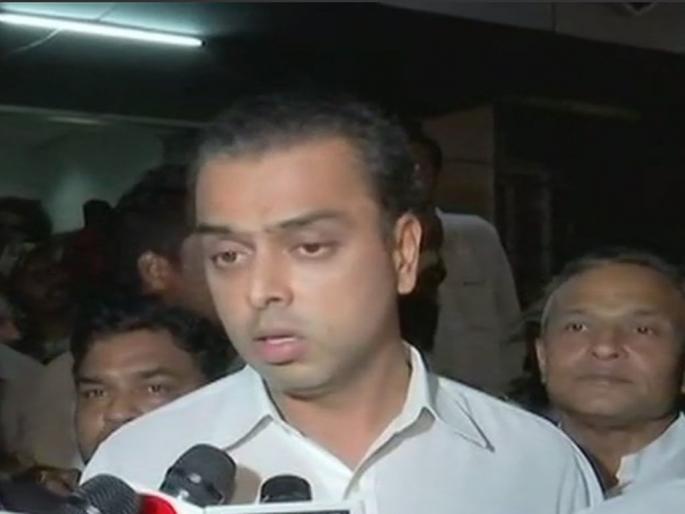lodge an FIR under IPC Section 302 which amounts to murder, against the concerned officers & auditors - Milind Deora | Mumbai CST Bridge Collapse : अधिकारी आणि ऑडिटरवर खुनाचा गुन्हा दाखल करा - मिलिंद देवरा lodge an FIR under IPC Section 302 which amounts to murder, against the concerned officers & auditors - Milind Deora | Mumbai CST Bridge Collapse : अधिकारी आणि ऑडिटरवर खुनाचा गुन्हा दाखल करा - मिलिंद देवरा