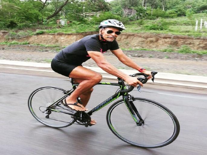 Milind Soman travels 200 kilometers on a bicycle every day, giving the message of freedom from pollution | प्रदूषण मुक्तीचा संदेश देत मिलिंद सोमण यांचा रोज २०० किलोमीटर सायकलवरुन प्रवास Milind Soman travels 200 kilometers on a bicycle every day, giving the message of freedom from pollution | प्रदूषण मुक्तीचा संदेश देत मिलिंद सोमण यांचा रोज २०० किलोमीटर सायकलवरुन प्रवास