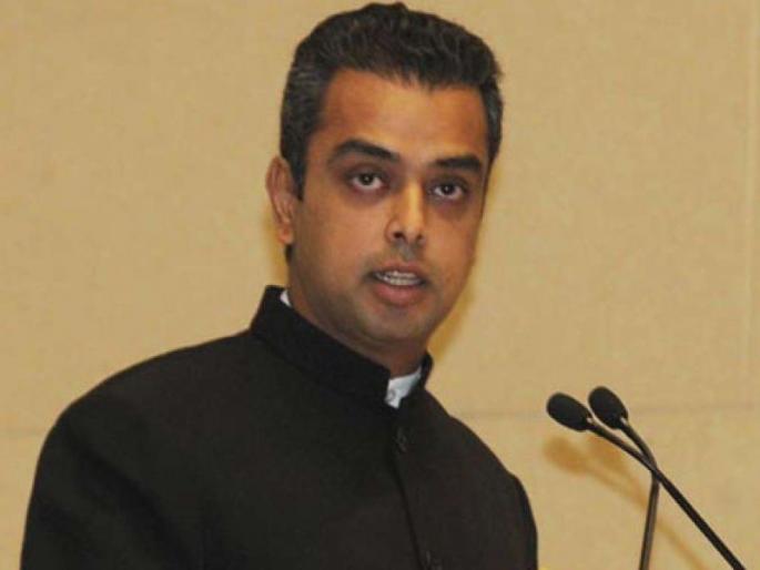 Militant does not feel like contestant due to stereotype - Milind Deora | गटबाजीमुळे निवडणूक लढवावीशी वाटत नाही - मिलिंद देवरा