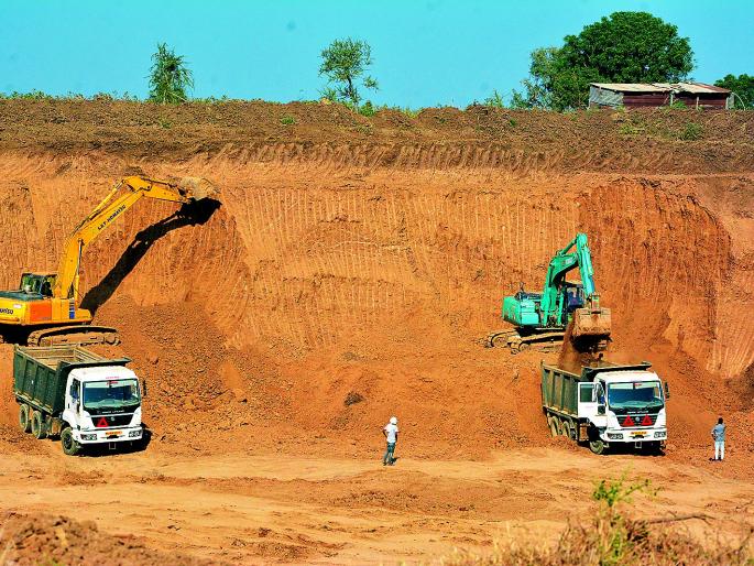 Quantification of the land for the widening of the railway road! | रेल्वे मार्गाच्या रुंदीकरणासाठी गायरानात मातीचे अवास्तव उत्खनन! Quantification of the land for the widening of the railway road! | रेल्वे मार्गाच्या रुंदीकरणासाठी गायरानात मातीचे अवास्तव उत्खनन!