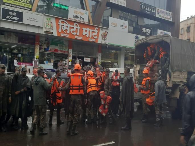 Army person entered in Ektangari Nimbajnagar area of Sinhagad Road Citizens should not panic | Pune Rain: सिंहगड रोडच्या एकतानगरी, निंबजनगर परिसरात एनडीआरएफ दाखल; नागरिकांनी घाबरून जाऊ नये Army person entered in Ektangari Nimbajnagar area of Sinhagad Road Citizens should not panic | Pune Rain: सिंहगड रोडच्या एकतानगरी, निंबजनगर परिसरात एनडीआरएफ दाखल; नागरिकांनी घाबरून जाऊ नये