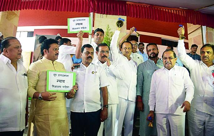 Milk hot in the Vidhan Bhavan premises : Opposition protest against the government | विधानभवन परिसरात तापले दूध : विरोधकांनी केला सरकारविरुद्ध घंटानाद Milk hot in the Vidhan Bhavan premises : Opposition protest against the government | विधानभवन परिसरात तापले दूध : विरोधकांनी केला सरकारविरुद्ध घंटानाद