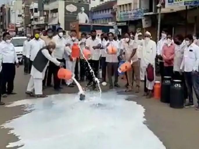 The milk agitation started in the state, the central and state government protested by anointing the stone | दूध आंदोलनाला राज्यात सुरुवात, दगडाला अभिषेक घालून केंद्र आणि राज्य सरकारचा निषेध The milk agitation started in the state, the central and state government protested by anointing the stone | दूध आंदोलनाला राज्यात सुरुवात, दगडाला अभिषेक घालून केंद्र आणि राज्य सरकारचा निषेध