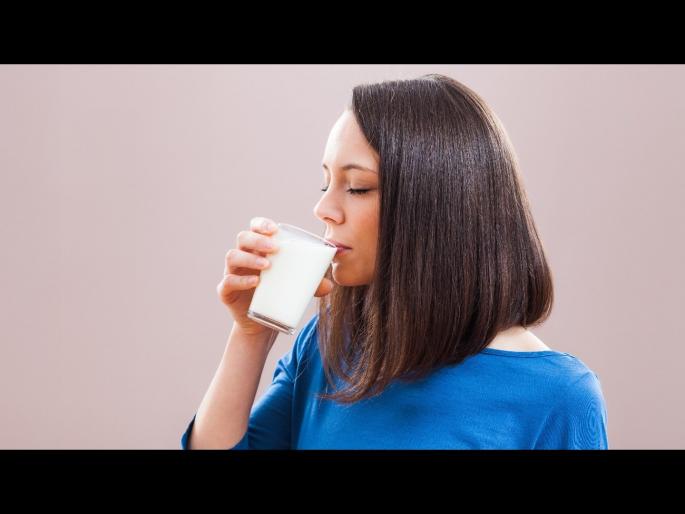 Drinking milk at bedtime every day may not be good for you | रात्री झोपण्याआधी दूध पिणं पडू शकतं महागात, जाणून घ्या योग्य वेळ Drinking milk at bedtime every day may not be good for you | रात्री झोपण्याआधी दूध पिणं पडू शकतं महागात, जाणून घ्या योग्य वेळ