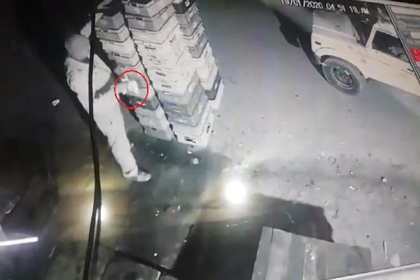 CoronaVirus Lockdown: In Ratnagiri, a shervilka stole a lot of milk | CoronaVirus Lockdown : रत्नागिरीत एका शर्विलकाने चोरले चक्क दूध CoronaVirus Lockdown: In Ratnagiri, a shervilka stole a lot of milk | CoronaVirus Lockdown : रत्नागिरीत एका शर्विलकाने चोरले चक्क दूध