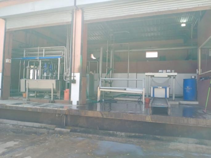 The Food and Drug Administration's raid on five milk collection centers in Ashti taluka | आष्टी तालुक्यातील ५ दुध संकलन केंद्रावर अन्न व औषध प्रशासनाची धाड The Food and Drug Administration's raid on five milk collection centers in Ashti taluka | आष्टी तालुक्यातील ५ दुध संकलन केंद्रावर अन्न व औषध प्रशासनाची धाड