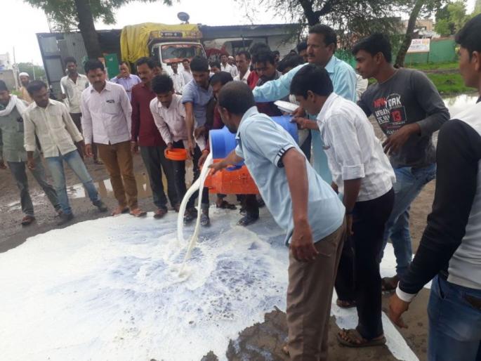 Government prohibition by throwing milk on the road | रस्त्यावर दूध फेकून शासनाचा निषेध; स्वाभिमानी संघटनेचे आंदोलन भडकले Government prohibition by throwing milk on the road | रस्त्यावर दूध फेकून शासनाचा निषेध; स्वाभिमानी संघटनेचे आंदोलन भडकले