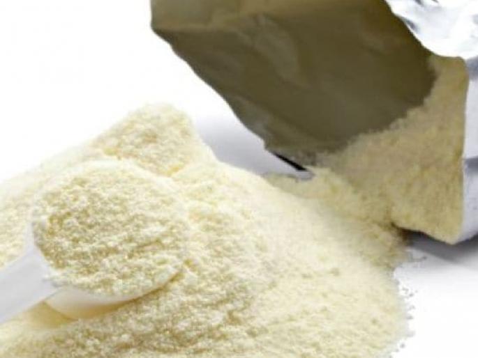 Decline in the price of milk powder, Cow milk producers in trouble | दूध पावडरच्या दरातील घसरण थांबेना, गाय दूध उत्पादक अडचणीत